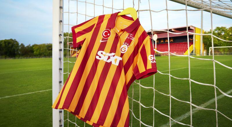 Galatasaray, Cumhuriyetin 100. yılına özel yeni formasını tanıttı